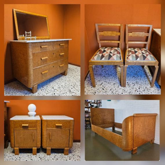 Bijzondere complete Art Deco Slaapkamer set Jaren 20 / 30 in zeldzaam Birdseye Esdoorn i.c.m. wit Marmer - 1 grote Commode / ladenkast, 1 Spiegel, 2 Nachtkastjes, 1 Eeenpersoonsbed (excl. lattenbodem) en 2 Stoelen met nieuwe professionele bekleding - in goede staat en van zeer zware kwaliteit - prijs voor de complete set € 2800 (vraag bij interesse naar meer foto's en afmetingen!).