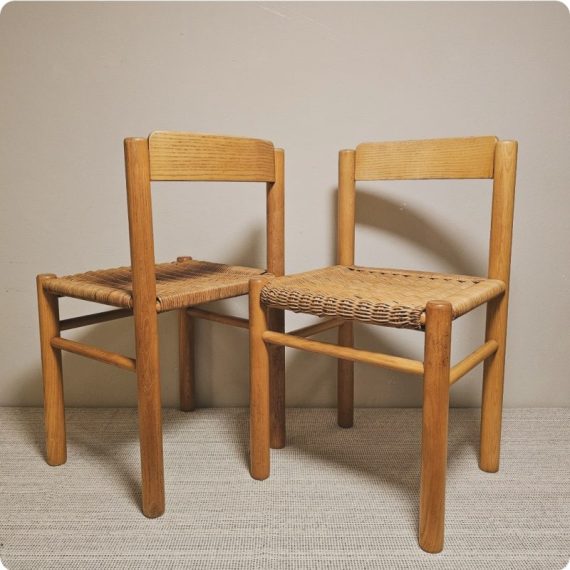 Set van 2 Stoelen in de stijl van Charlotte Perriand in hout met stevige gevlochten rieten zitting - Setprijs € 160