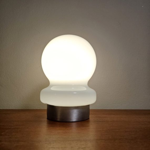 Vintage (Italiaans) design Mushroom Tafellamp - jaren 60 / 70 Mid Century - H20xØ15cm - in zeer goede staat, met schakelaar in het snoer - Wit glas met rvs onderstel - € 195