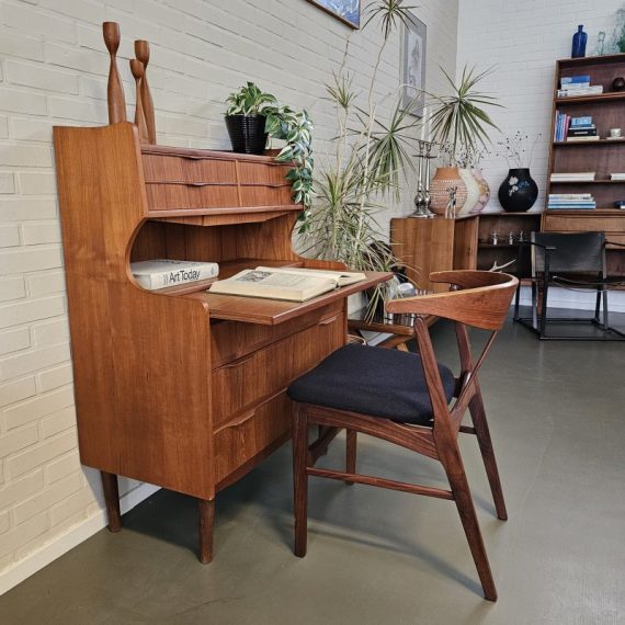 Elegante Secretaire uit Denemarken, jaren 60 - met verborgen Spiegel dus ook als Kaptafel te gebruiken! - 3 grote lades, 4 kleine, en een uitschuifbaar blad (voor meer foto's; doe ons een berichtje) H112xB85xD46cm - in goede staat en inclusief de originele sleutel - € 675