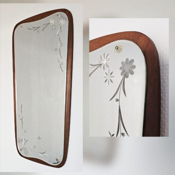 Vintage teak Spiegel, Zweeds design met geslepen bloemen en mooie glazen knopjes. 70x40cm, in goede staat, de spiegel heeft heel licht patina, niet storend of vervormend. Prijs € 235