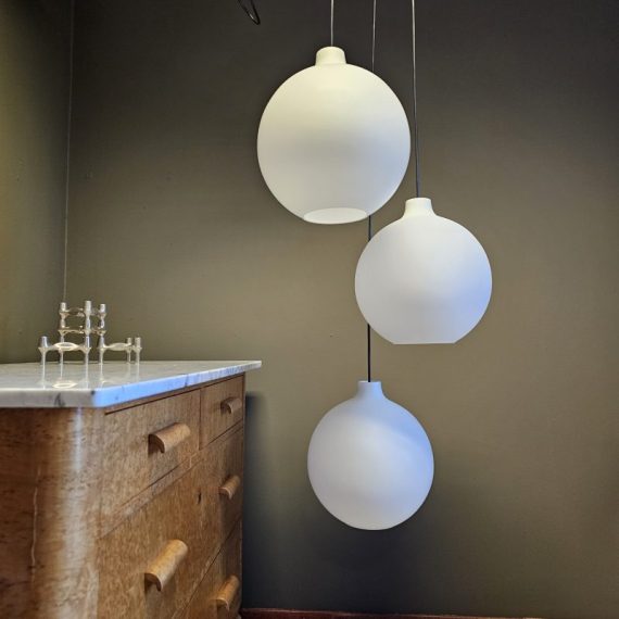 Cluster Lamp met 3 Opaline glazen Satellite Hanglampen Ø30 van Vilhelm Wohlert voor Louis Poulsen, met grote witte metalen plafondplaat - snoeren verstelbaar, max lengte 205cm - Vintage Deens design - in goede vintage staat en geheel nagekeken en ophangklaar - 2 sets (dus 2 x cluster van 3) beschikbaar, per set € 750
