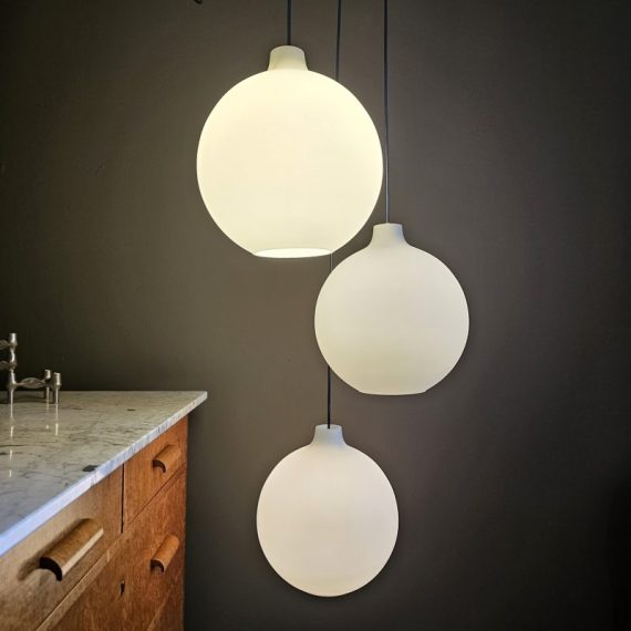 Cluster Lamp met 3 Opaline glazen Satellite Hanglampen Ø30 van Vilhelm Wohlert voor Louis Poulsen, met grote witte metalen plafondplaat - snoeren verstelbaar, max lengte 205cm - Vintage Deens design - in goede vintage staat en geheel nagekeken en ophangklaar - 2 sets (dus 2 x cluster van 3) beschikbaar, per set € 750