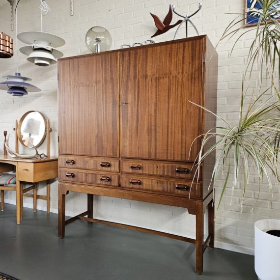 Cabinet Kast by Morten Olsen Møbelfabrik Eskilstrup Falster Denmark (gemerkt) - H163xB131xD52cm - in goede vintage staat en de nodige aandacht gehad - 4 lades (zwaluwstaartverbindingen) en daarboven 2 grote openslaande deuren met daarachter 1 plank en nog 2 lades - alles kan op slot, met 1 sleutel - € 850
