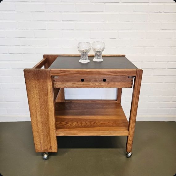 Dranktrolley / Bar Cart toegeschreven aan Jordi Vilanova, Spanje jaren 60 / 70. In massief grenen, het bovenste blad is matzwart gelakt wat een nog stijlvoller uitstraling geeft, samen met de strakke geometrische vormgeving - en met lade. H65xB66xD45cm, in goede vintage staat en zeldzaam - € 550