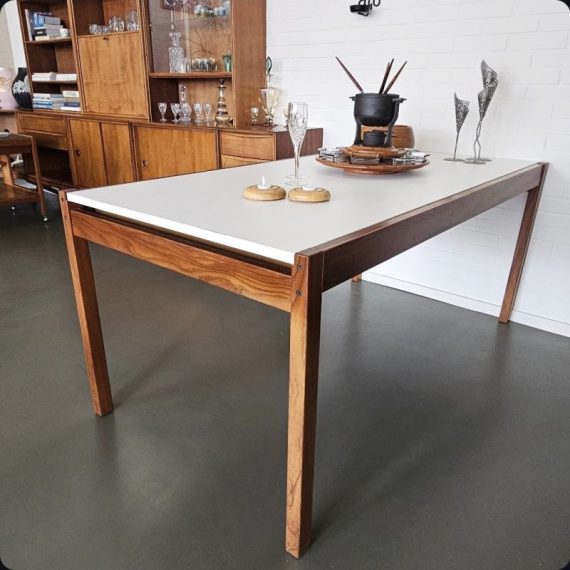 Pastoe Eettafel Cees Braakman jaren 60 - pallissander hout met een wit formica blad - verlengbaar/uitschuifbaar van 165 cm naar 220 cm lang. breedte is 85 cm, hoogte 73 cm. in goede vintage staat met wat lichte sporen van leeftijd - € 365