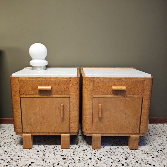 Set Art Deco Nachtkastjes uit de jaren 20 / 30 in zeldzaam Birdseye Esdoorn i.c.m. wit Marmer. H54xD40xB48 cm. Setprijs € 850
