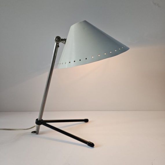 Pinocchio / Pinokkio Tafellamp van H.A. Busquet voor Hala Zeist, jaren 50. Wat sporen van gebruik (vraag maar naar meer foto's), overall in goede staat en werkt goed, met veilige stekker en schakelaar - kan ook als wandlamp gebruikt worden - met verstelbare kap met de kenmerkende sterretjes, in cremewit - hoogte ca. 30 cm. - € 295