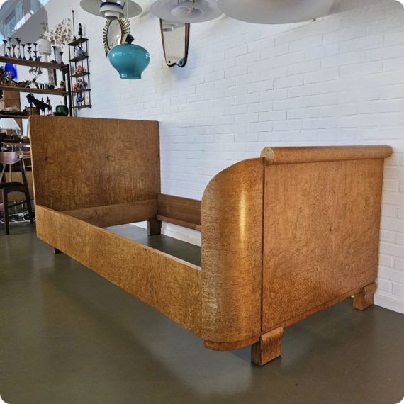 Art Deco Bed uit de jaren 20 / 30 in zeldzaam Birdseye Esdoorn - exclusief lattenbodem. Bed 206x106xH103/80 en matrasmaat 100x190 cm. Prijs € 450