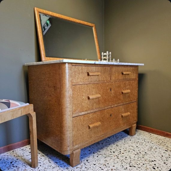 Commode / Ladenkast uit de jaren 20 / 30 in zeldzaam Birdseye Esdoorn i.c.m. wit Marmer. Met spiegel (kan hangen). Commode H79,5 x B110 x D60 cm. Spiegel 84x56 cm. Setprijs € 1400