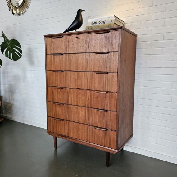Vintage Deens design Ladenkast met 6 lades met typisch Deense greepjes en met slot inclusief de originele sleutel voor de bovenste la - 85x41,5xh121cm - in zeer goede vintage staat - € 880