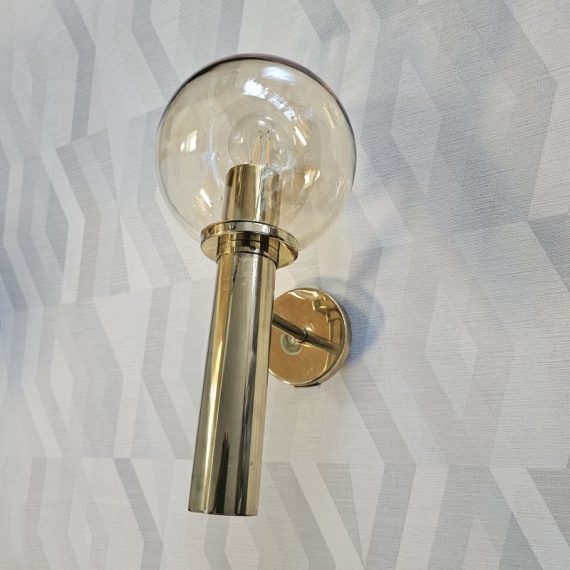 Vintage Wandlamp ontworpen door Hans Agne Jacobsson voor Markaryd, jaren 60 Zweeds design - deze heeft vanaf 1975 in de Østre Kirke van Ikast (DK) gehangen - in zeer goede staat - messing met amberkleurig rookglas - 38x23cm - € 385