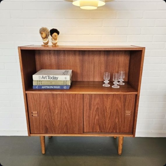 Vintage Deens design Kast met open vak en daaronder schuifdeuren met daarachter een plank - 88x29xh93cm - in zeer goede vintage staat - € 495