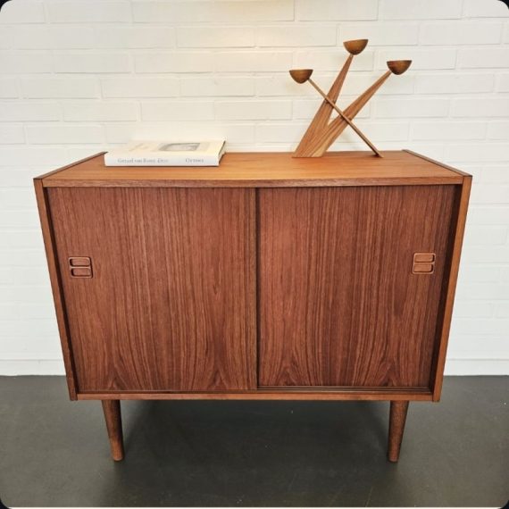 Vintage Deens design Kast met schuifdeuren en daarachter een plank - 88x42x74cm - in zeer goede vintage staat - € 495