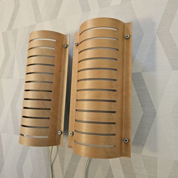 Set vintage Ikea wandlampen Strimma ontworpen door Knut & Marianne Hagberg jaren 90 - gebogen multiplex met horizontale lamellen, lang wit snoer met schakelaar - 33x17 cm - in goede staat - setprijs € 125
