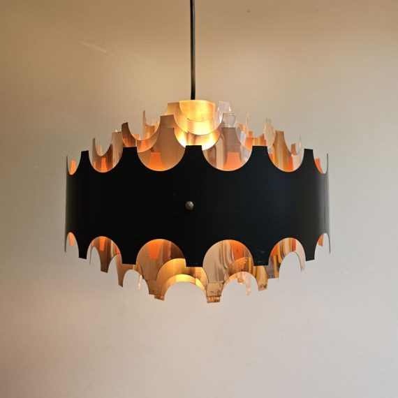 Hanglamp in zwart met roodkoper metaal - uit Denemarken, ws Duits design van Veb Leuchtenwerk - in goede vintage staat met patina, geheel nagekeken en ophangklaar, geleverd met alle toebehoren, en voorzien van een nieuw snoer - 28x22cm - € 275