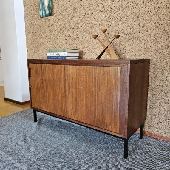 Vintage teak archiefkast schuifdeurkast dressoir, Eeka. Met vernuftig tambour schuifdeur systeem en een metalen onderstel. Verstelbare plank en inclusief sleutel. B121xD46,5xH76,5cm. In goede staat met wat lichte gebruikssporen. Ook heel geschikt als audio kast voor elpees lp's, of natuurlijk archiefmappen. Prijs € 450