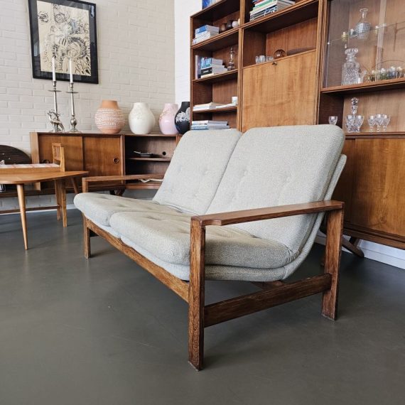 Scandinavisch / Deens design 2-zits bank in palissander met zitting in beige-grijze (greige) Ploegstof - in goede staat, de bodem is ooit eens vervangen door planken - zit heerlijk en recentelijk opnieuw gestoffeerd dus in zeer goede mooie staat - 148x80x80cm, zithoogte 42cm - € 495