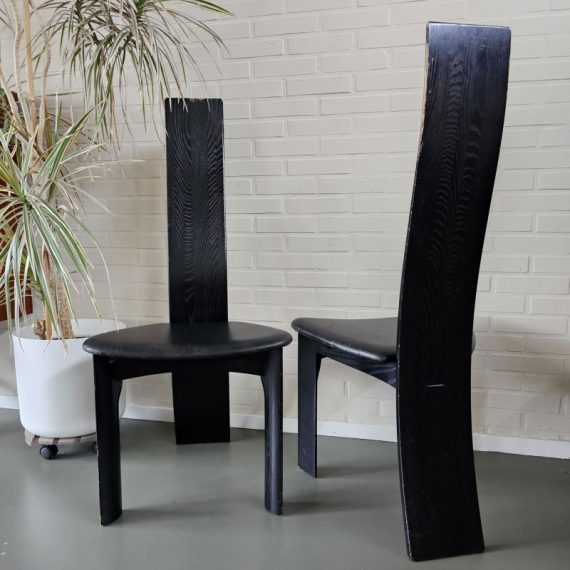 Vintage set elegante 'Iris' stoelen ontworpen door Bob en Dries Van Den Berghe voor Tranekaer Furniture, Denemarken jaren 80 - H112xB51xD50cm, zithoogte 45cm - in goede vintage staat met prachtig patina, wanneer je dat niet mooi vind is het eenvoudig opnieuw te lakken cq bij te werken - beide gemerkt - setprijs € 330