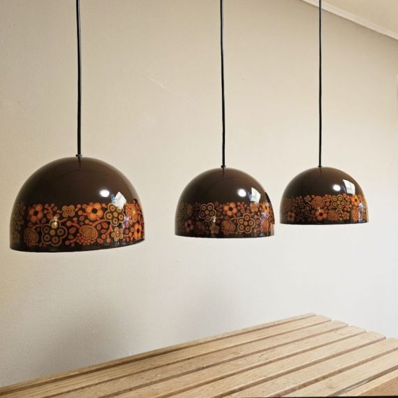Set van 3 Arabia Hanglampen van de Finse ontwerper Kaj Franck voor Fog & Mørup (gemerkt) jaren 70 - Diameter 21cm - bruin emaille met oranje bloemenpatroon (welke wordt toegeschreven aan Raija Uosikkinen) - in goede vintage staat met lichte sporen van leeftijd, nagekeken en ophangklaar - setprijs € 525